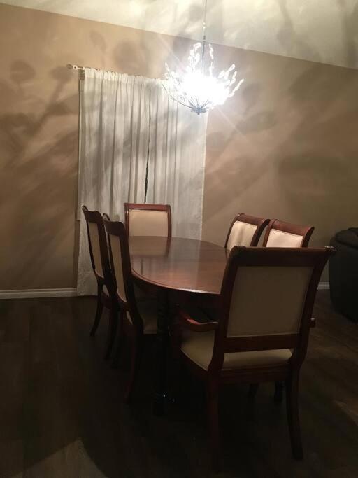 Renovated 4 Bedrooms 20 Sleeps Shopping Mall Edmonton Extérieur photo