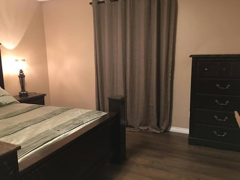 Renovated 4 Bedrooms 20 Sleeps Shopping Mall Edmonton Extérieur photo