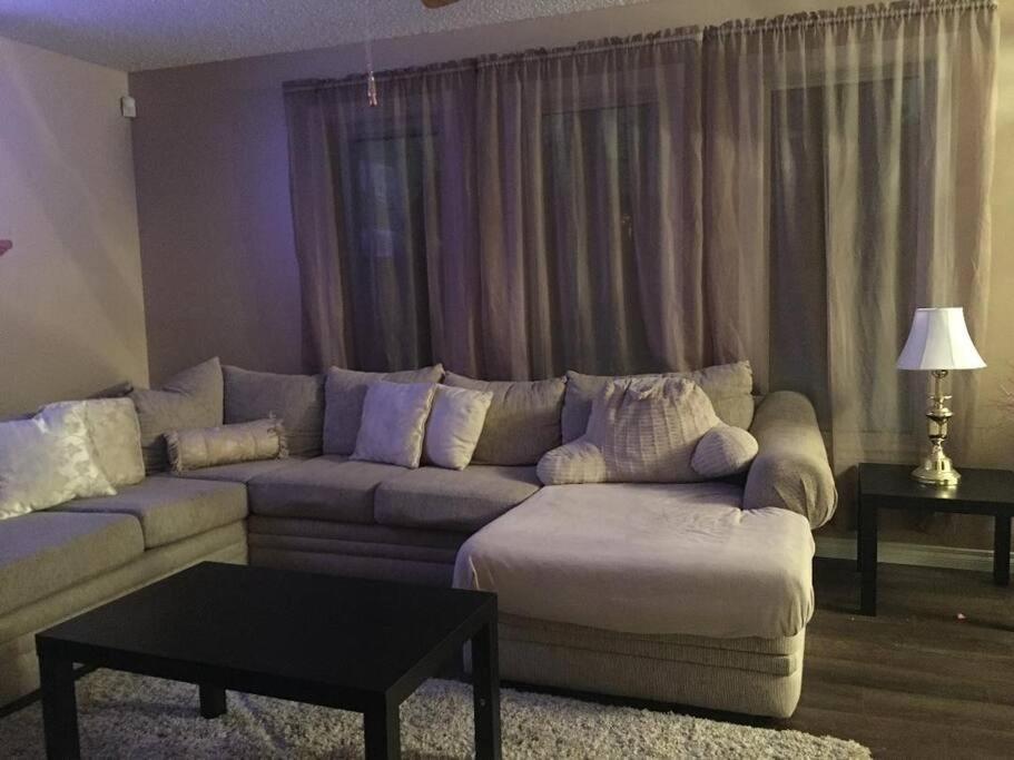 Renovated 4 Bedrooms 20 Sleeps Shopping Mall Edmonton Extérieur photo