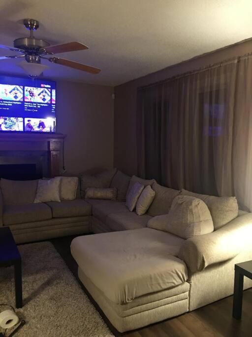 Renovated 4 Bedrooms 20 Sleeps Shopping Mall Edmonton Extérieur photo