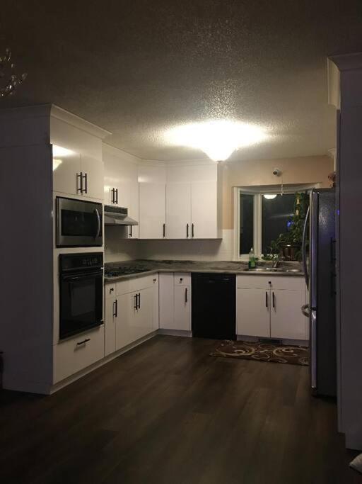 Renovated 4 Bedrooms 20 Sleeps Shopping Mall Edmonton Extérieur photo