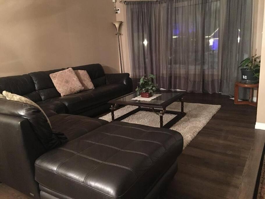 Renovated 4 Bedrooms 20 Sleeps Shopping Mall Edmonton Extérieur photo