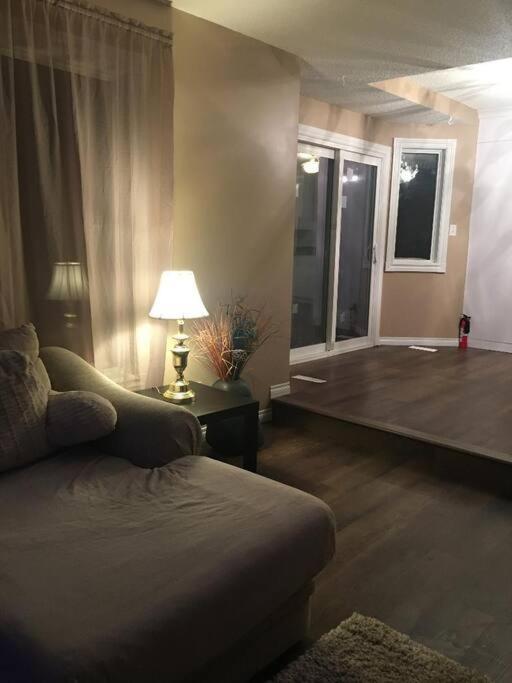 Renovated 4 Bedrooms 20 Sleeps Shopping Mall Edmonton Extérieur photo