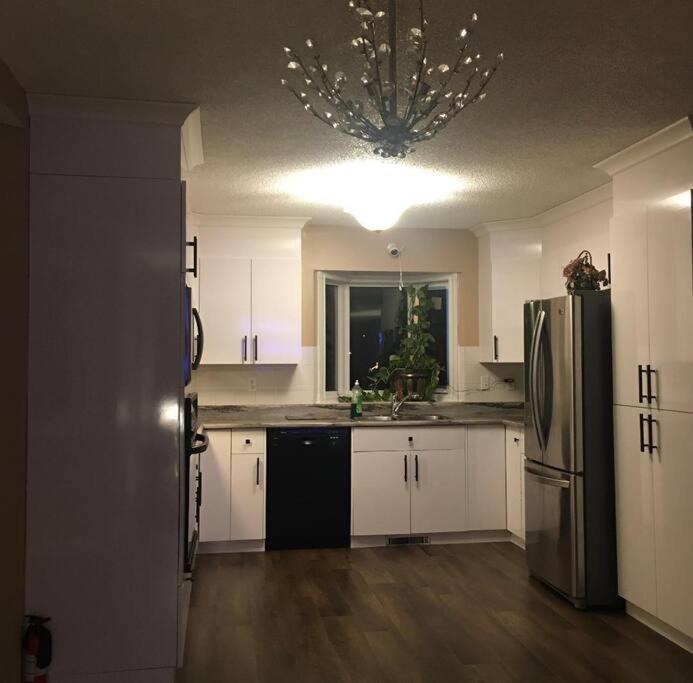 Renovated 4 Bedrooms 20 Sleeps Shopping Mall Edmonton Extérieur photo