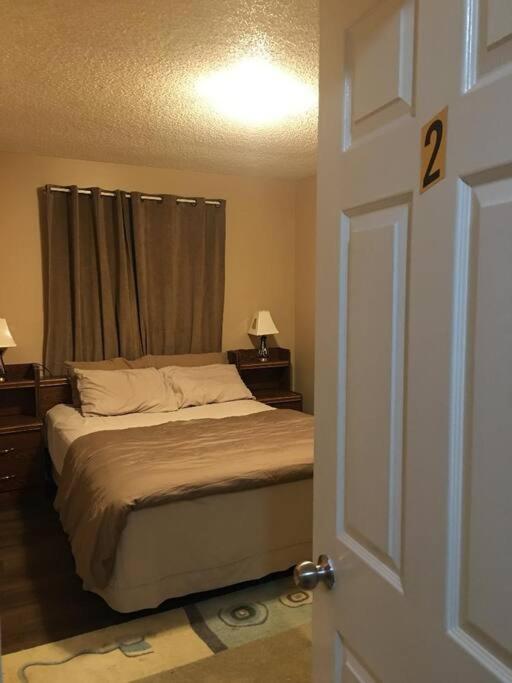 Renovated 4 Bedrooms 20 Sleeps Shopping Mall Edmonton Extérieur photo